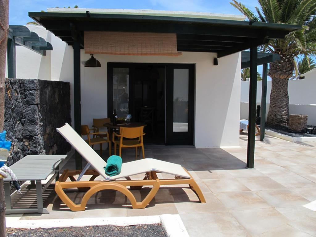 Bungalow Goa Pool View, Playa Roca Residence Sea Front Access - Free Ac - Wifi Costa Teguise Exterior photo