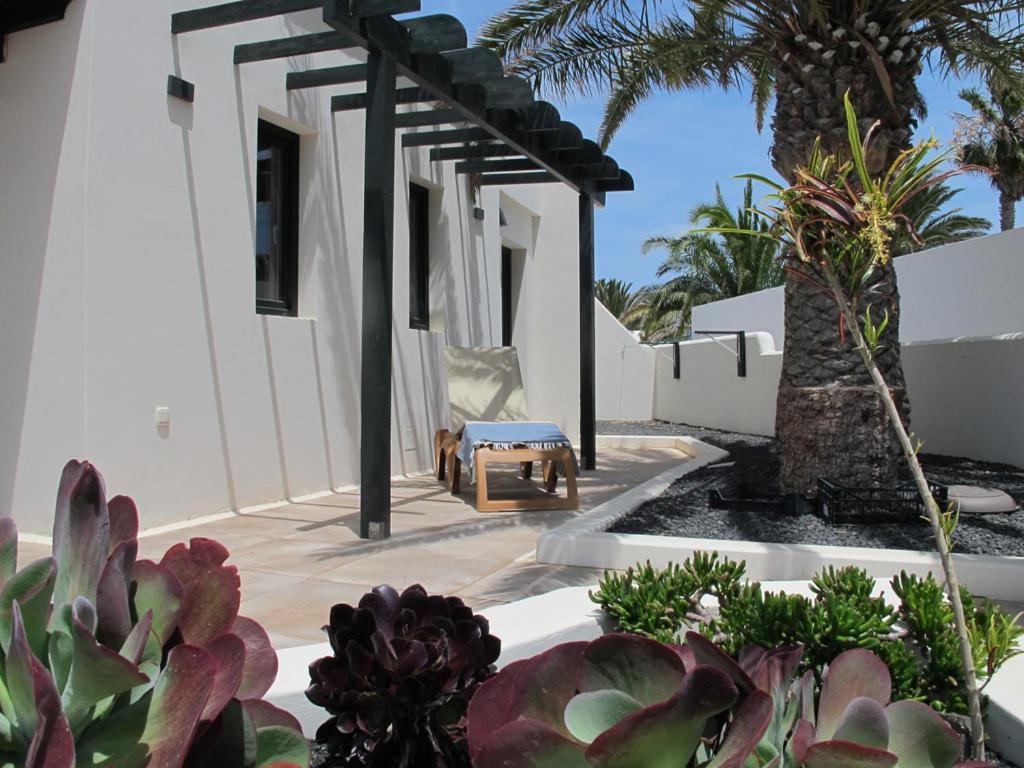 Bungalow Goa Pool View, Playa Roca Residence Sea Front Access - Free Ac - Wifi Costa Teguise Exterior photo